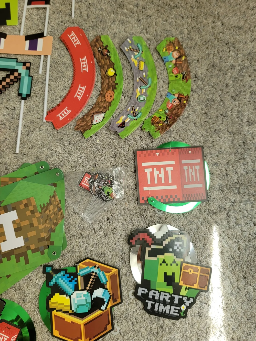 Minecraft Green Pixel Birthday Party Decorations Set